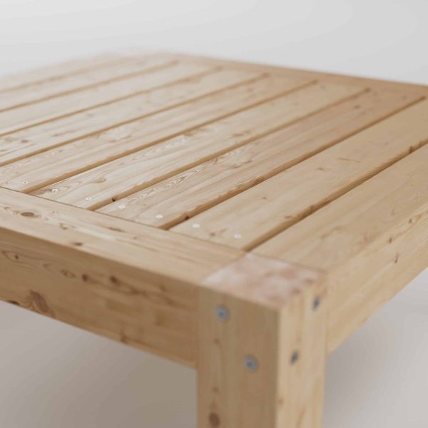 Närbild på Loungebord solviken. Bordet är ett cafébord av trä.