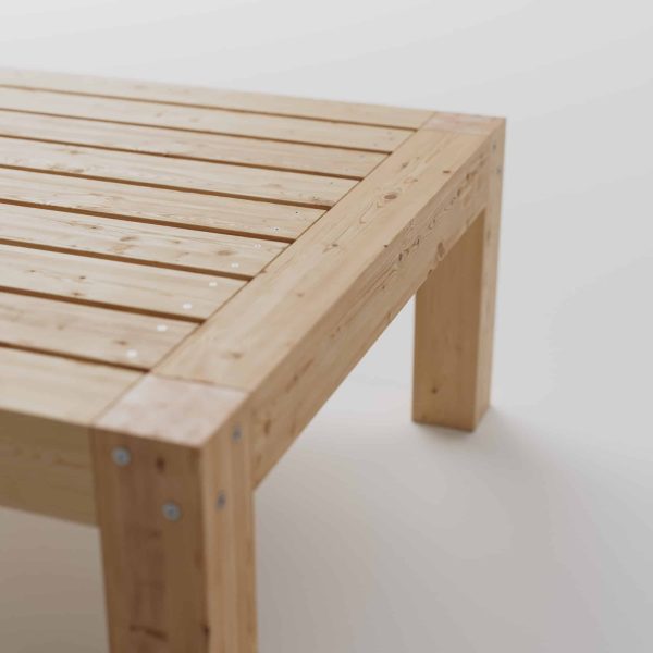 Loungebord solviken när bild på ovansidan. Bordet är ett cafébord av trä.