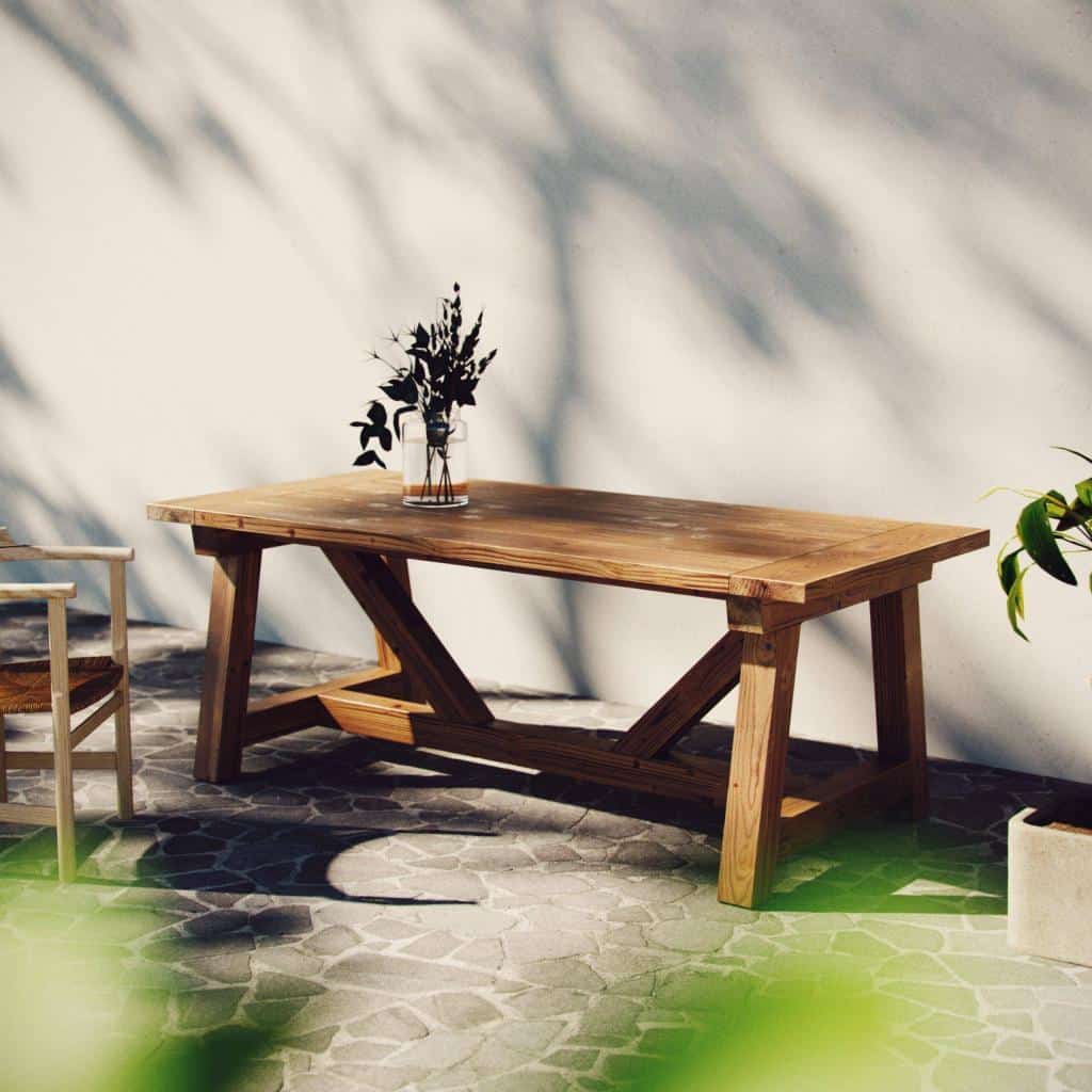 DIY plan for a solid outdoor table