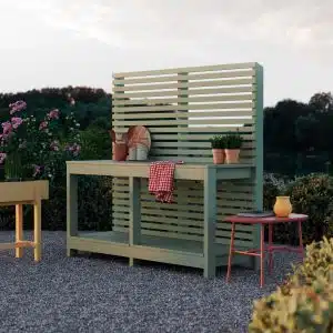 Egenbygget udekøkken med spalje, som er bygget i træ ved hjælp af vores enkle byggebeskrivelse