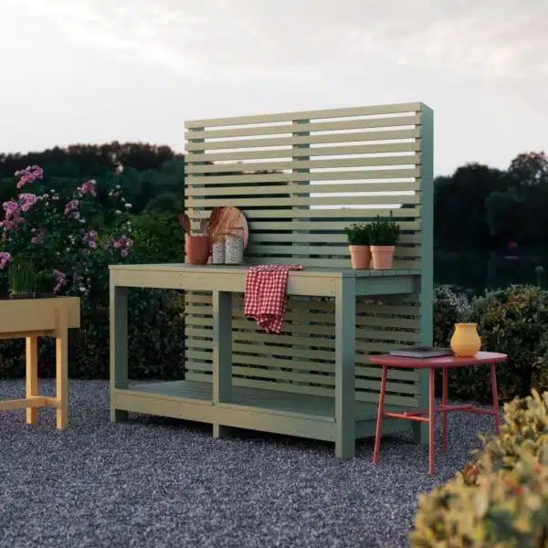 DIY outdoor kitchen with trellis built from wood using our simple building instructions.